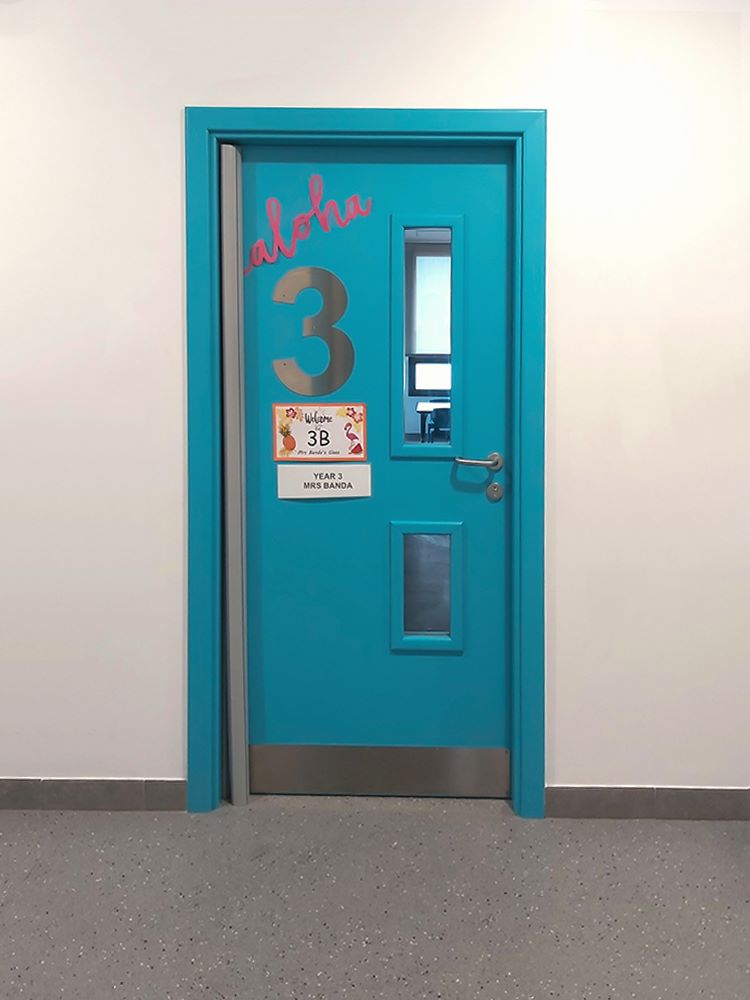 puertas antipilladedos para colegios
